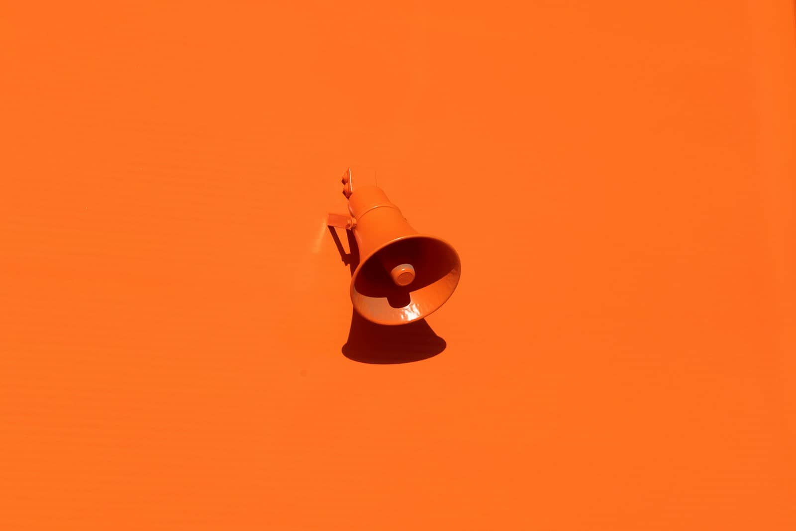 un megaphone orange